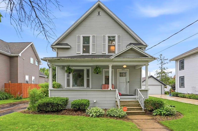 424 3rd St, Neenah, WI 54956-2733