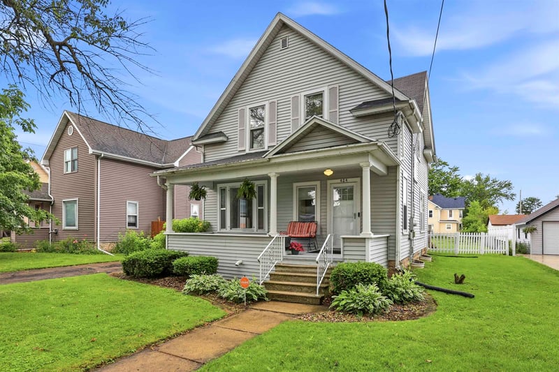 424 3rd St, Neenah, WI 54956-2733