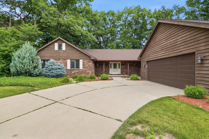 343 E Le Capitaine Cir, Green Bay, WI 54302