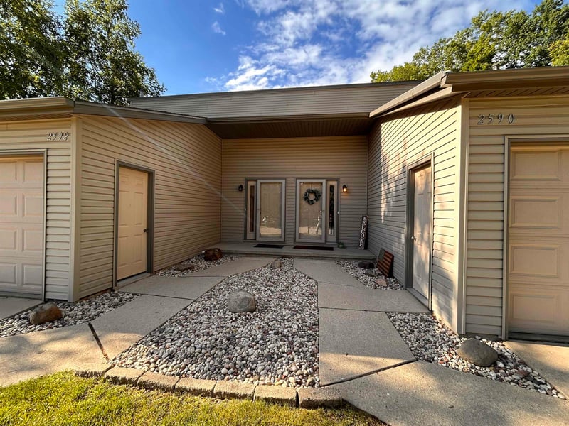 2590 Cherrywood Ln, Green Bay, WI 54304