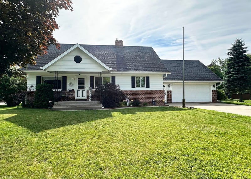 262 Park Ave, Oconto Falls, WI 54154