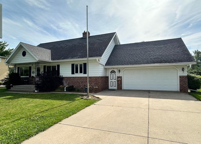 262 Park Ave, Oconto Falls, WI 54154