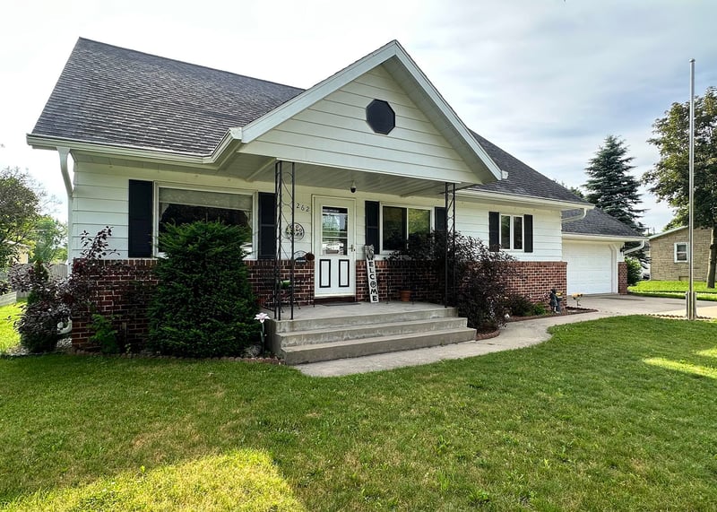 262 Park Ave, Oconto Falls, WI 54154