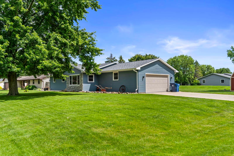 1595 Nelson Ct, Neenah, WI 54956