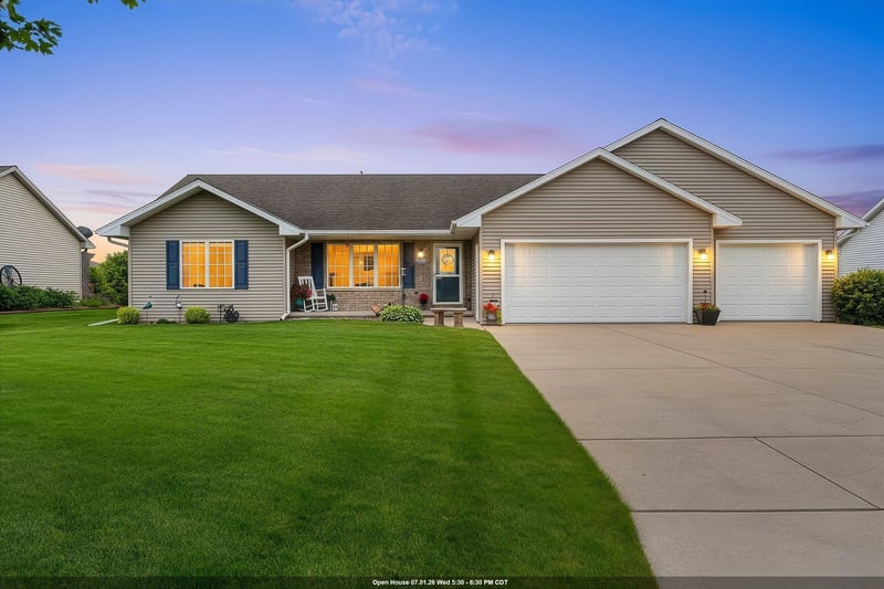 3166 Egan Ln, Green Bay, WI 54311