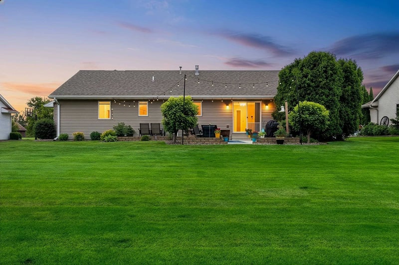 3166 Egan Ln, Green Bay, WI 54311