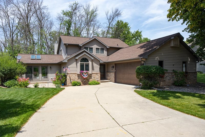 2238 Woodlawn Ln, Appleton, WI 54914