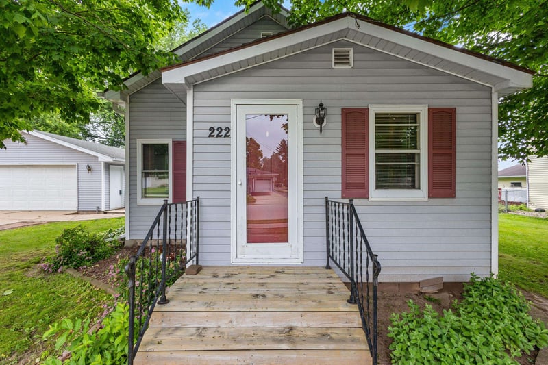 222 Pine St, Wrightstown, WI 54180