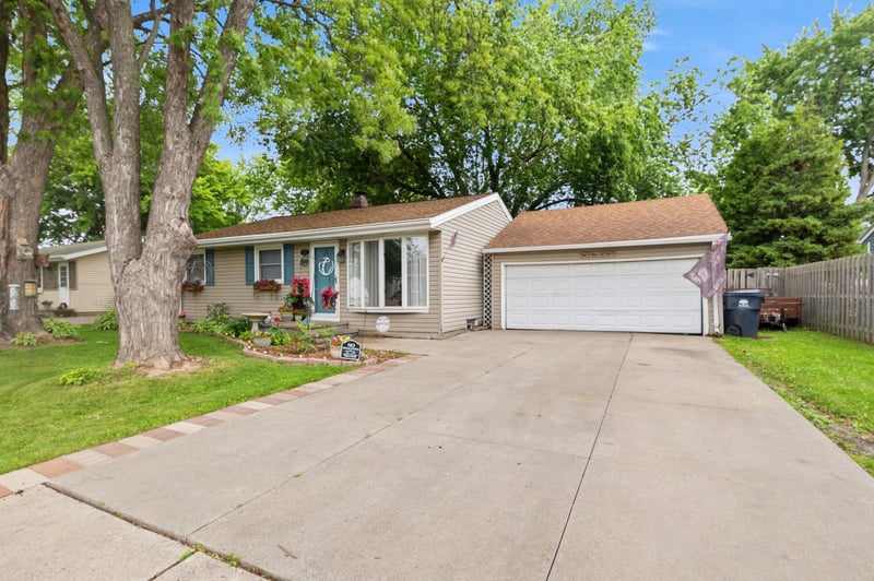 372 Mark Ct, Neenah, WI 54956