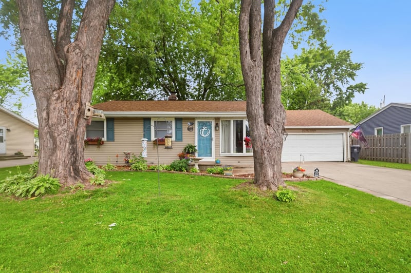 372 Mark Ct, Neenah, WI 54956