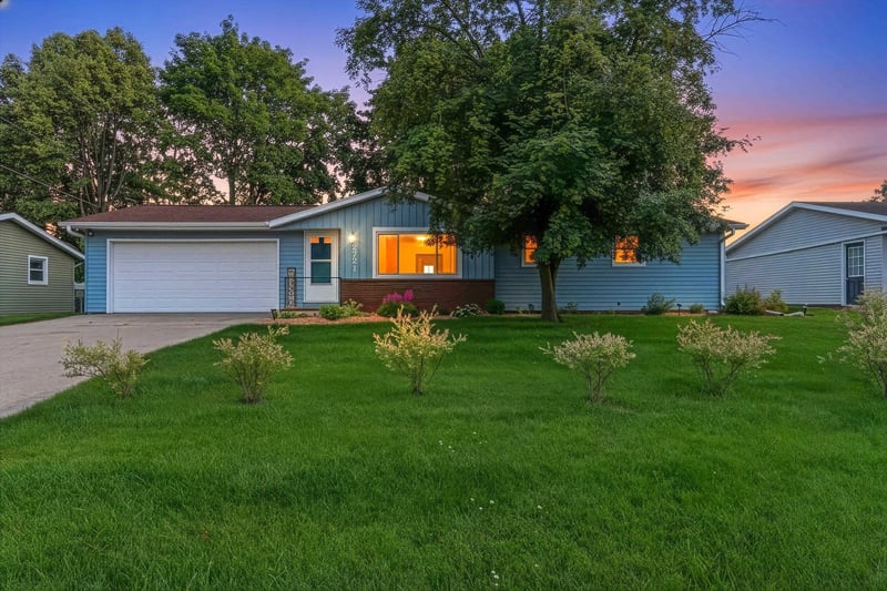 2721 Hazelwood Ln, Green Bay, WI 54304-1804