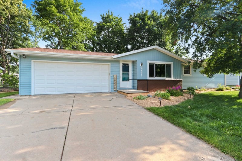 2721 Hazelwood Ln, Green Bay, WI 54304-1804