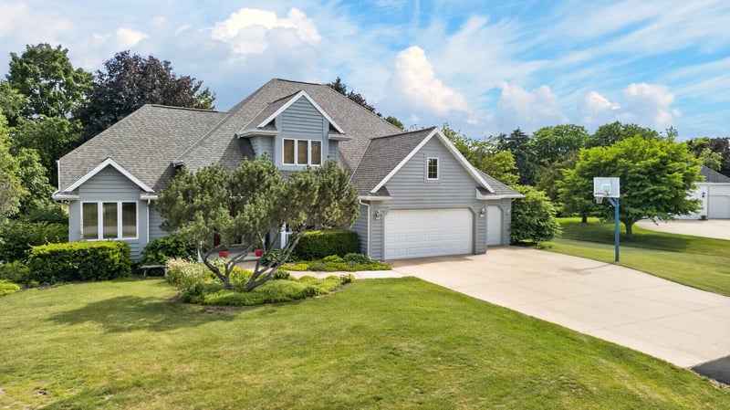 109 Old Orchard Ln, Neenah, WI 54956