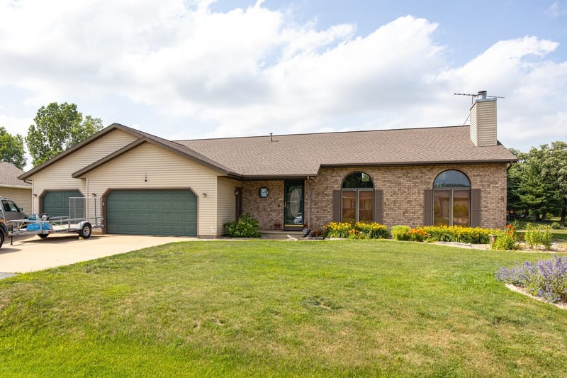 3318 Creek Side Dr, Oshkosh, WI 54904