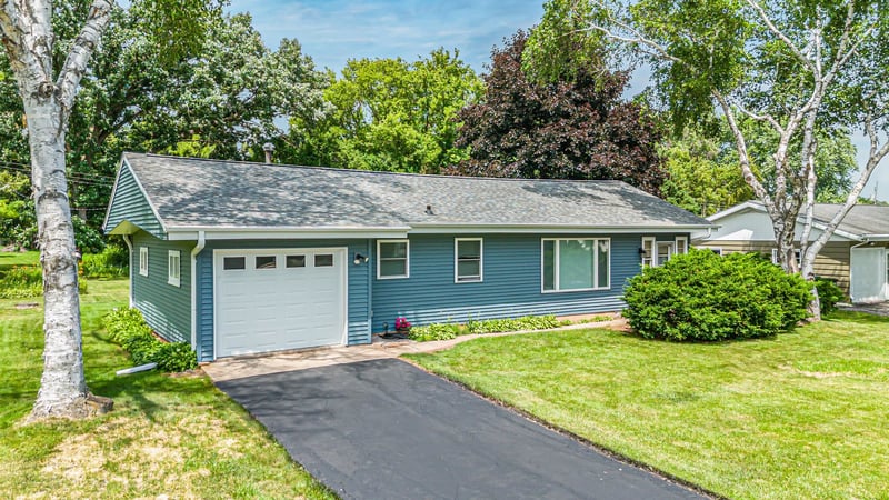 52 Myrna Jane Dr, Oshkosh, WI 54902