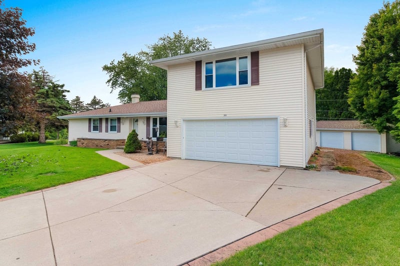 2931 Brookview Dr, Green Bay, WI 54313