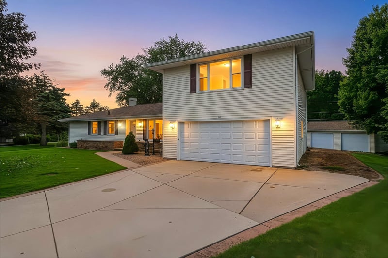 2931 Brookview Dr, Green Bay, WI 54313