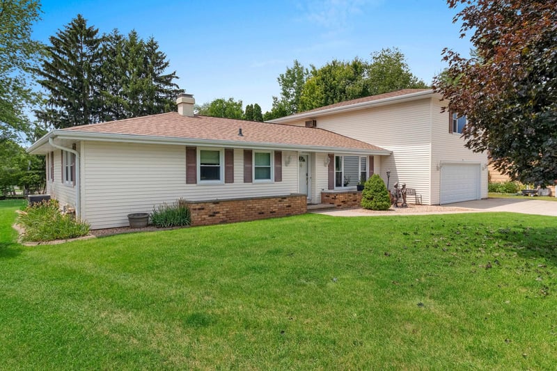 2931 Brookview Dr, Green Bay, WI 54313