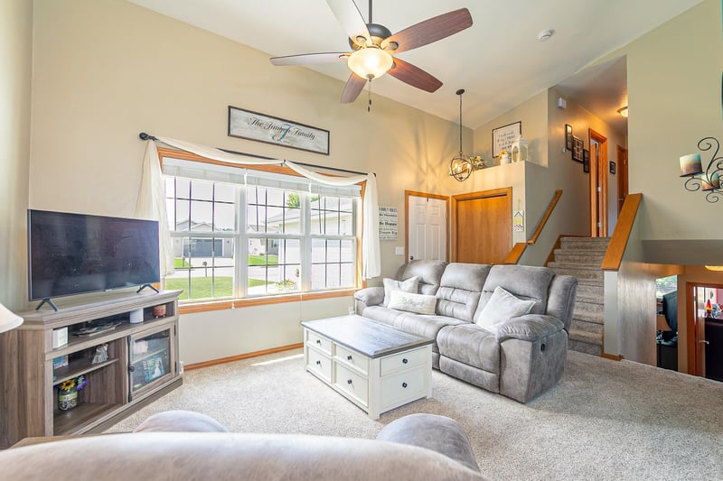 2530 Grassy Ln, Neenah, WI 54956