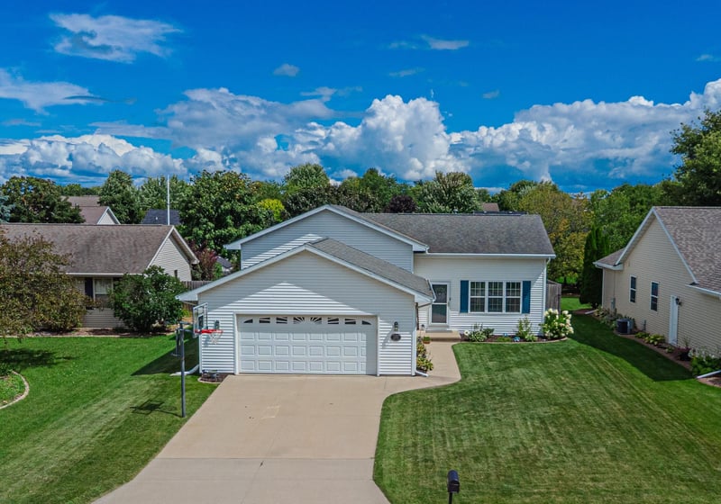 2530 Grassy Ln, Neenah, WI 54956
