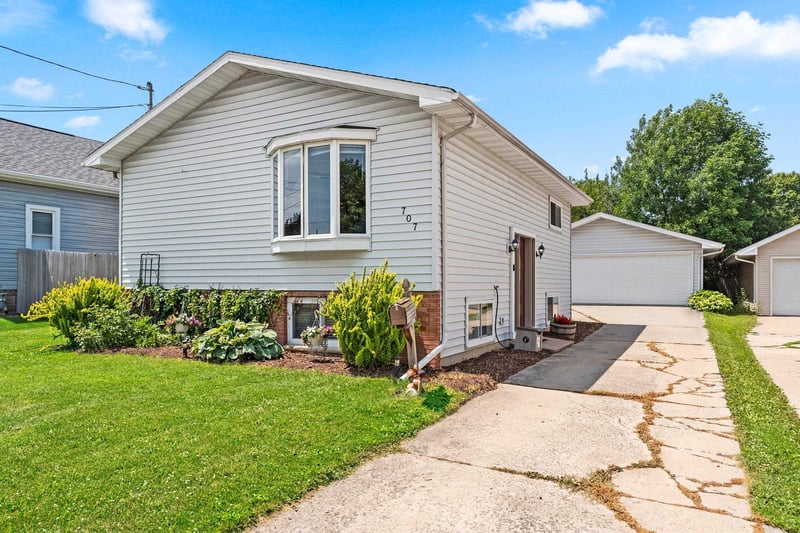 707 Sawyer St, Oshkosh, WI 54902