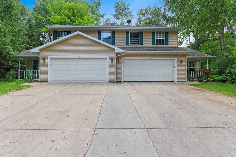 1637 Gabertfield Ct, Suamico, WI 54173