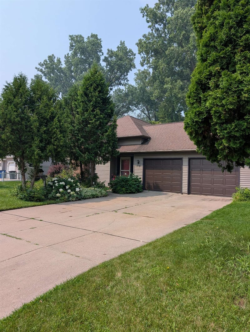 2050 Hilltop Dr, Ashwaubenon, WI 54313-9320