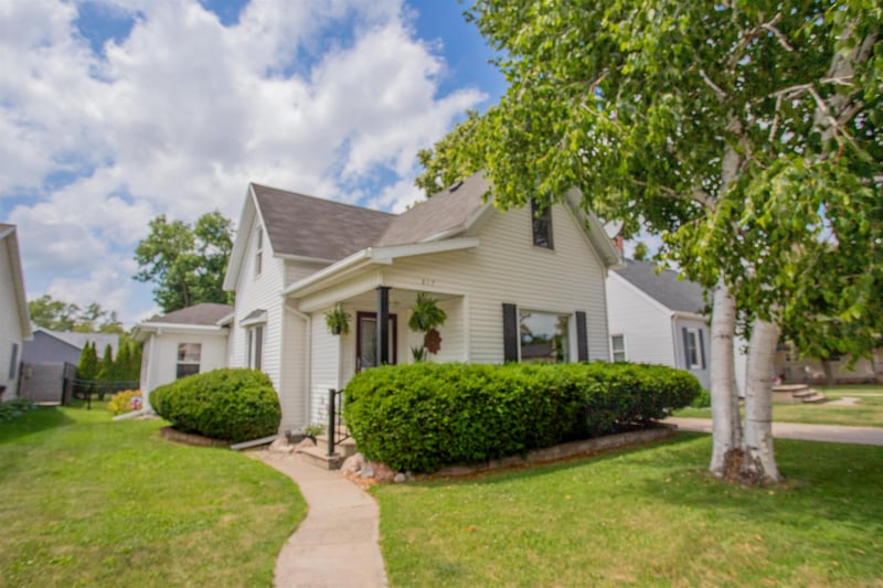 817 Dove St, Oshkosh, WI 54901