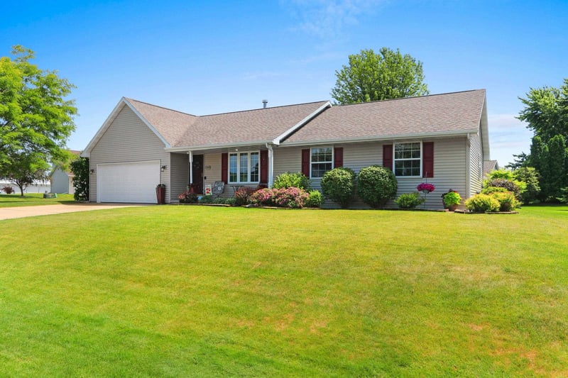 W2309 Briarwood Dr, Appleton, WI 54915