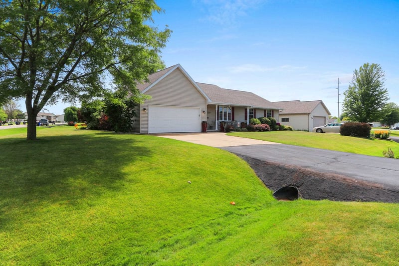 W2309 Briarwood Dr, Appleton, WI 54915