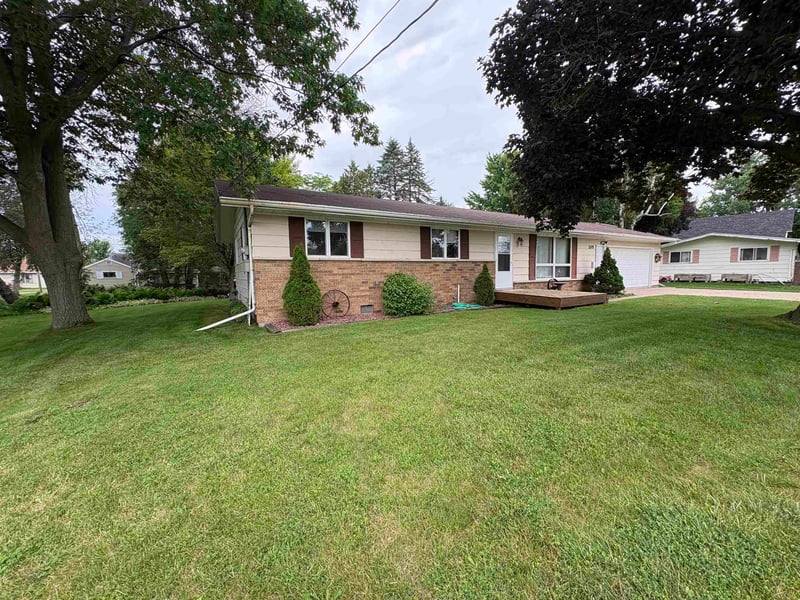 205 Meyer St, Cecil, WI 54111