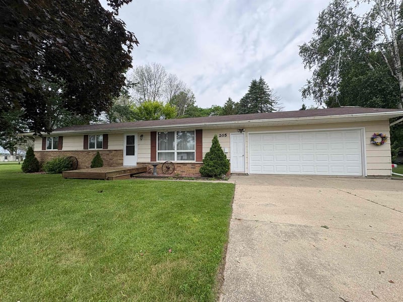 205 Meyer St, Cecil, WI 54111