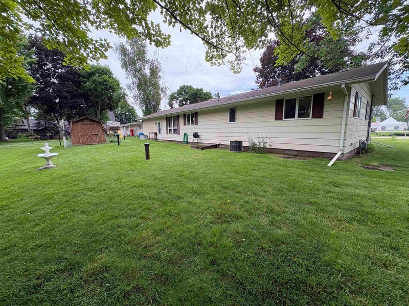 205 Meyer St, Cecil, WI 54111