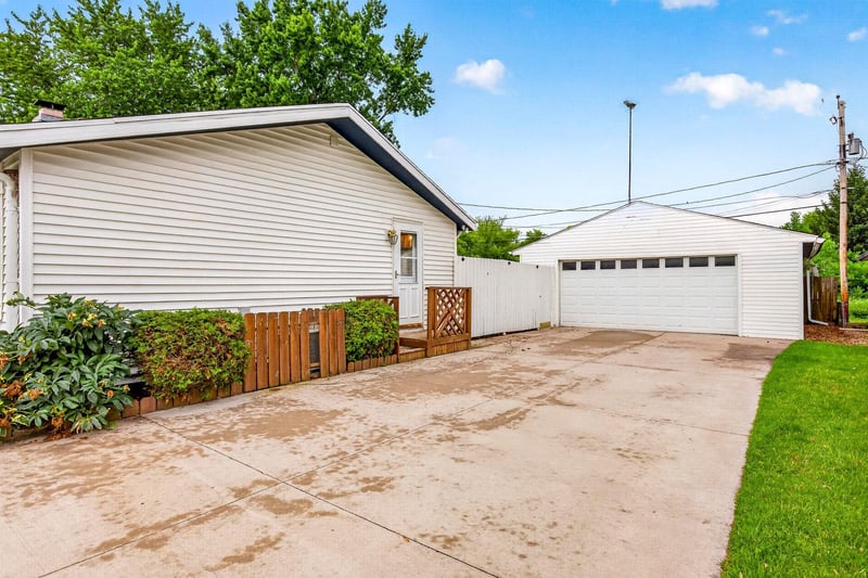 1164 Mayer St, Menasha, WI 54952