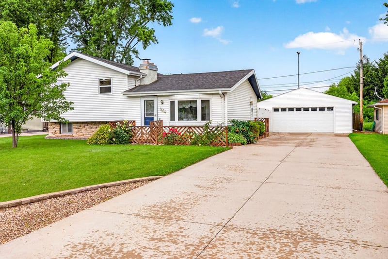 1164 Mayer St, Menasha, WI 54952