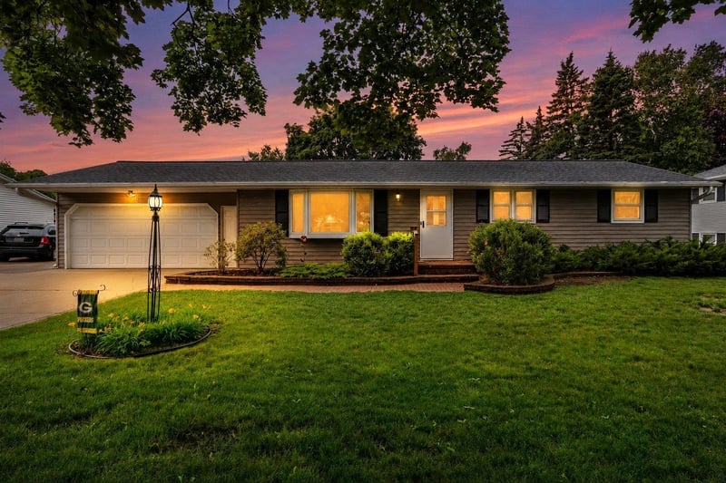1203 Valley View Rd, Green Bay, WI 54304-4166