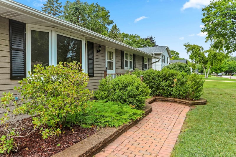 1203 Valley View Rd, Green Bay, WI 54304-4166