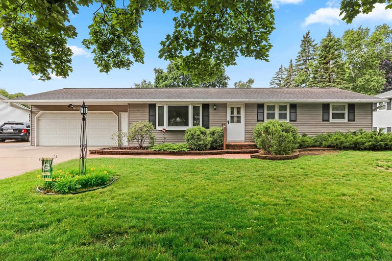 1203 Valley View Rd, Green Bay, WI 54304-4166