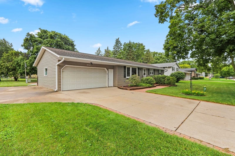 1203 Valley View Rd, Green Bay, WI 54304-4166