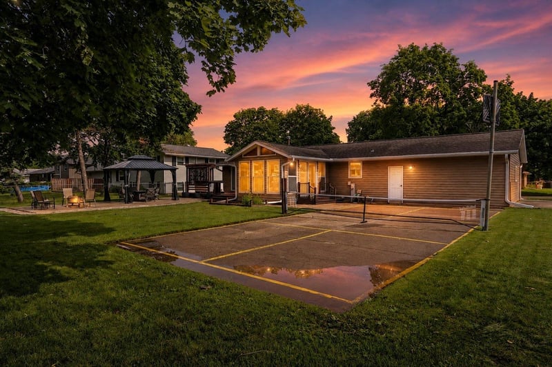 1203 Valley View Rd, Green Bay, WI 54304-4166