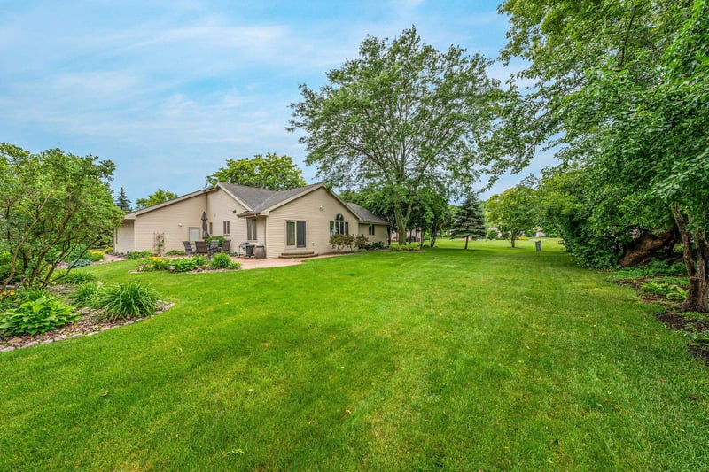 W6674 Cedar Ridge Dr, Appleton, WI 54915