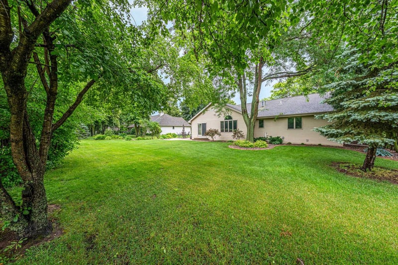 W6674 Cedar Ridge Dr, Appleton, WI 54915