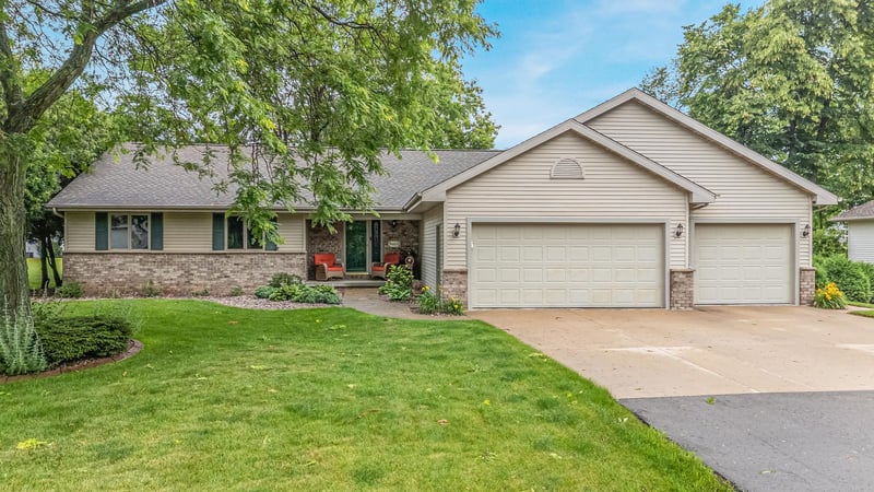 W6674 Cedar Ridge Dr, Appleton, WI 54915