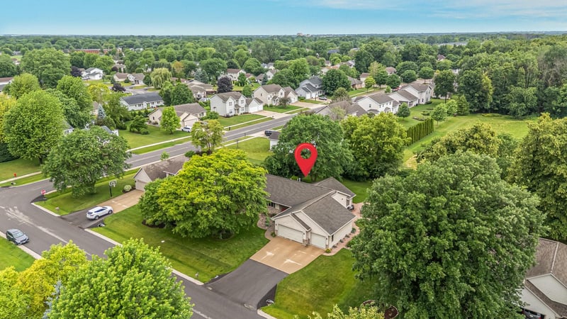 W6674 Cedar Ridge Dr, Appleton, WI 54915