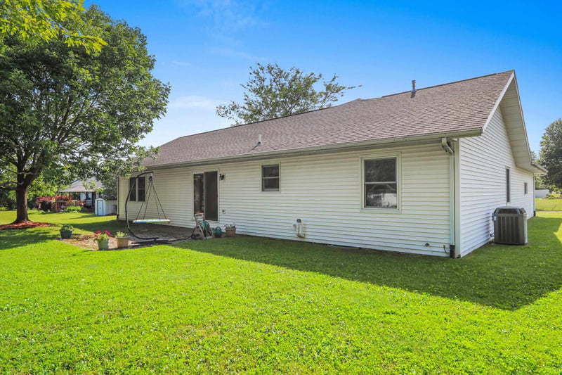300 Rosemary Dr, Pulaski, WI 54162-9294