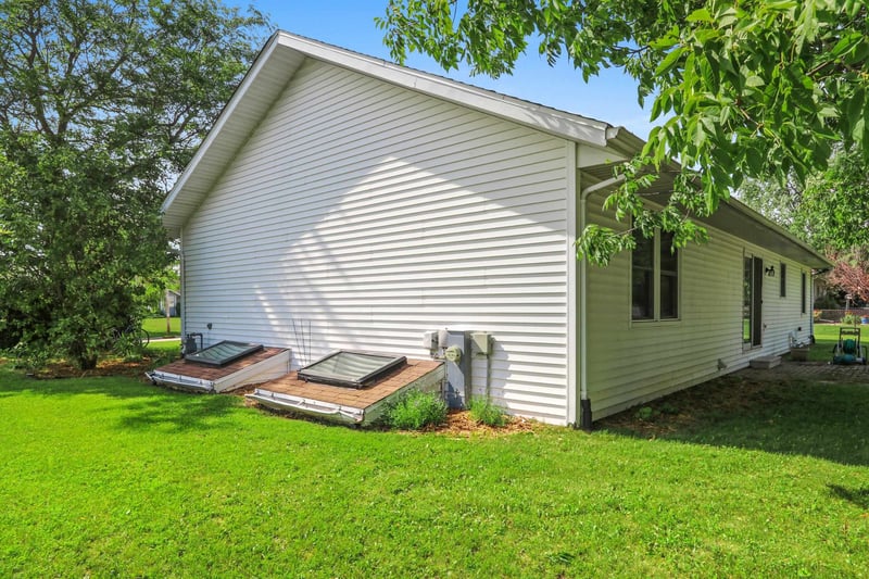 300 Rosemary Dr, Pulaski, WI 54162-9294