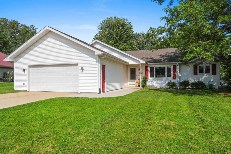 300 Rosemary Dr, Pulaski, WI 54162-9294