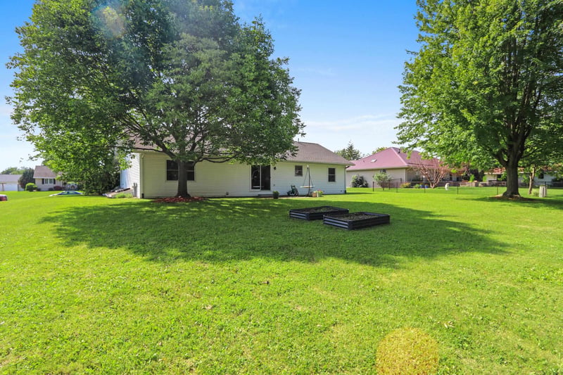 300 Rosemary Dr, Pulaski, WI 54162-9294