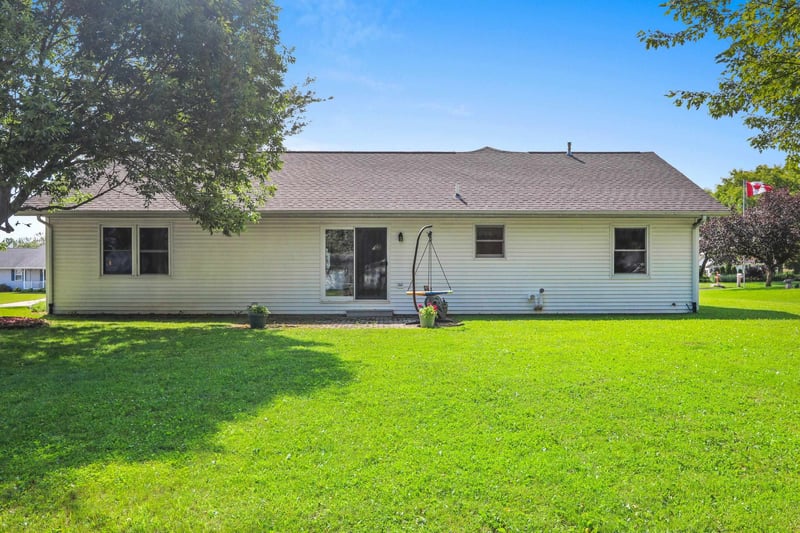 300 Rosemary Dr, Pulaski, WI 54162-9294
