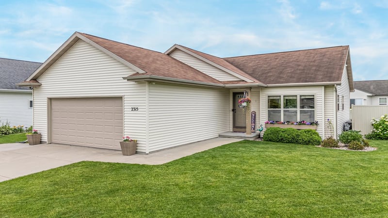 2315 Meadow Flower Ct, Neenah, WI 54956